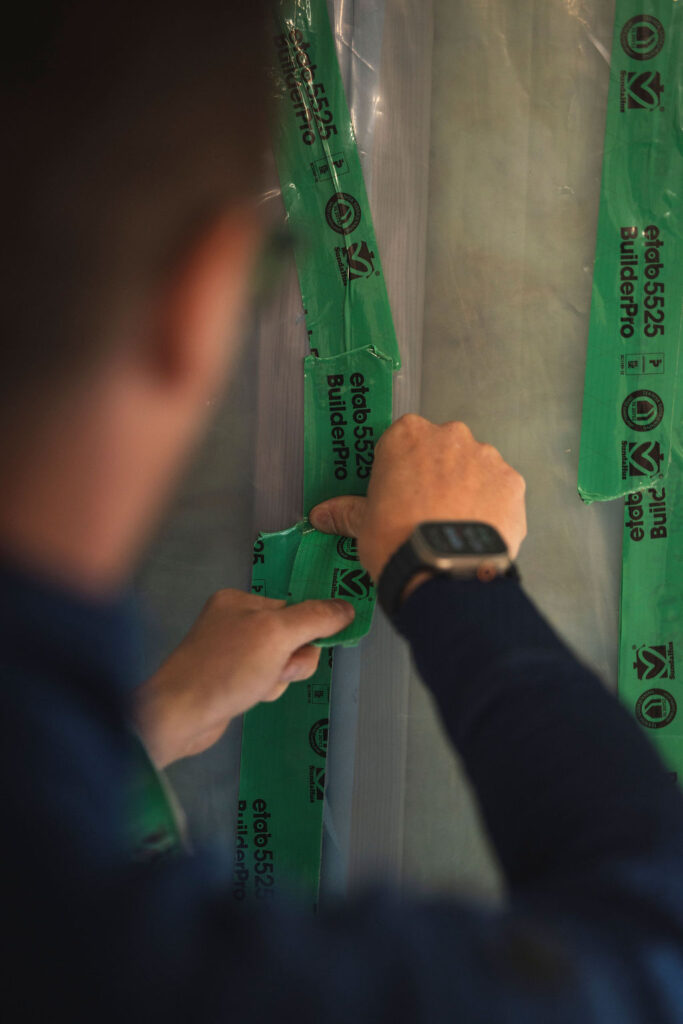 Tekniker mäter lufttäthet på byggplats i Västerås