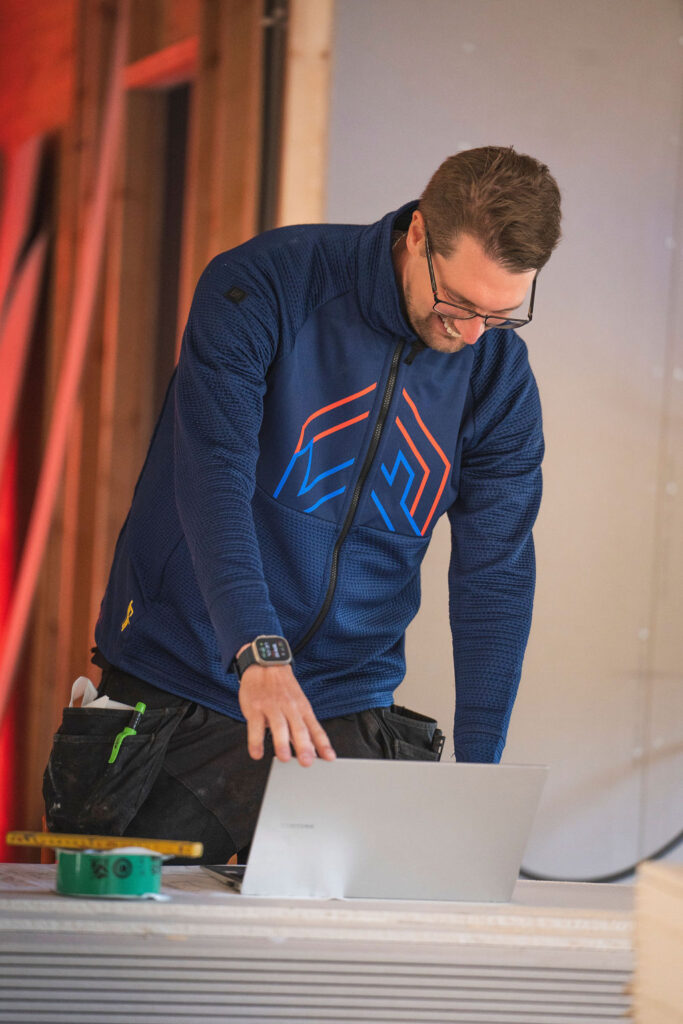 Fackman kontrollerar byggmaterial och tätning under tätighetsprovning i Västerås