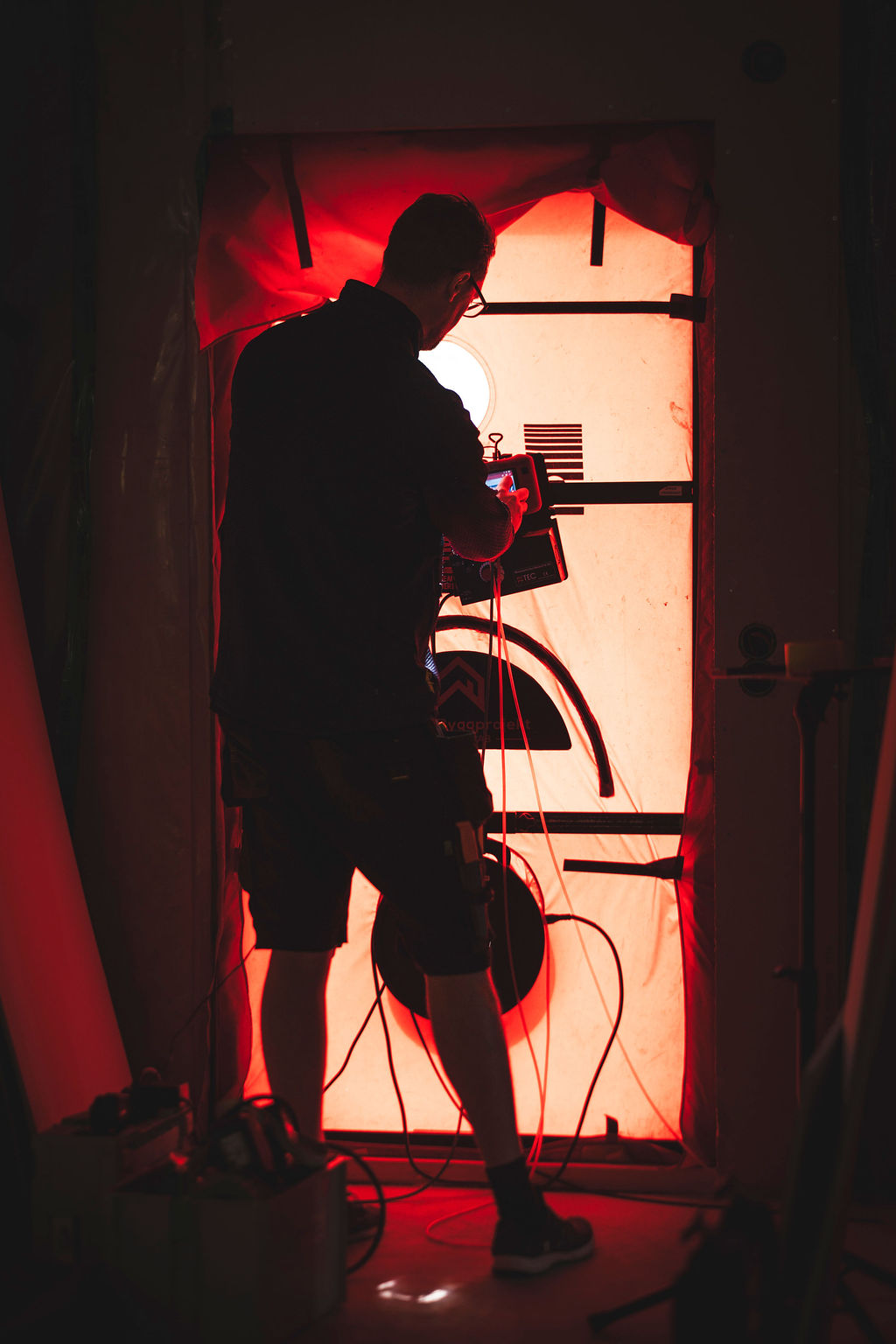 Ingenjör justerar utrustning för tätighetsprovning i Västerås