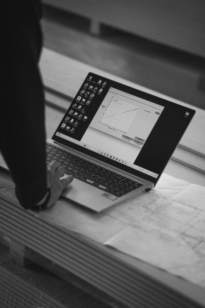 Närbild på tätighetsprovningsmätning med rök och sensorer i Västerås